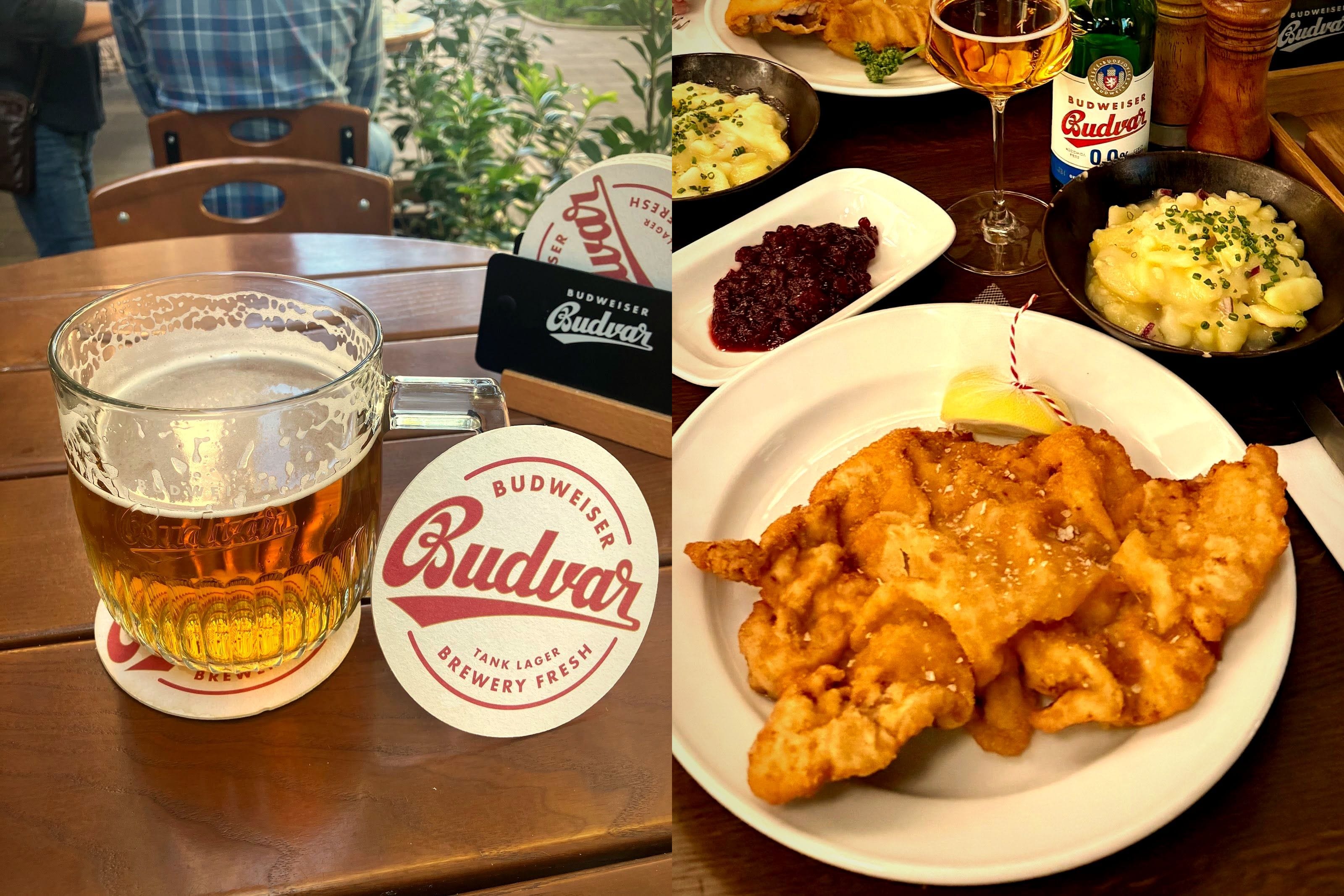 Links ein Krügerl Bier auf einem Holztisch im Schanigarten, rechts ein Wiener Schnitzel mit Erdäpfelsalat und Preiselbeeren