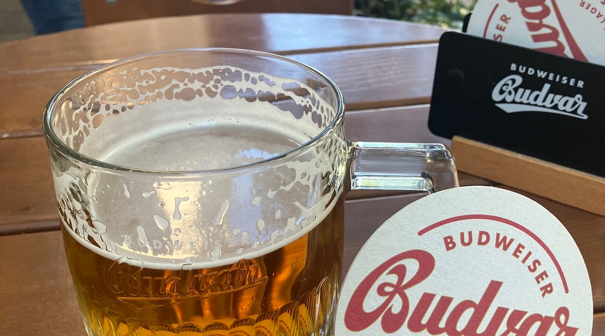 Ein frisch gezapftes Krügerl auf einem Holztisch im Schanigarten